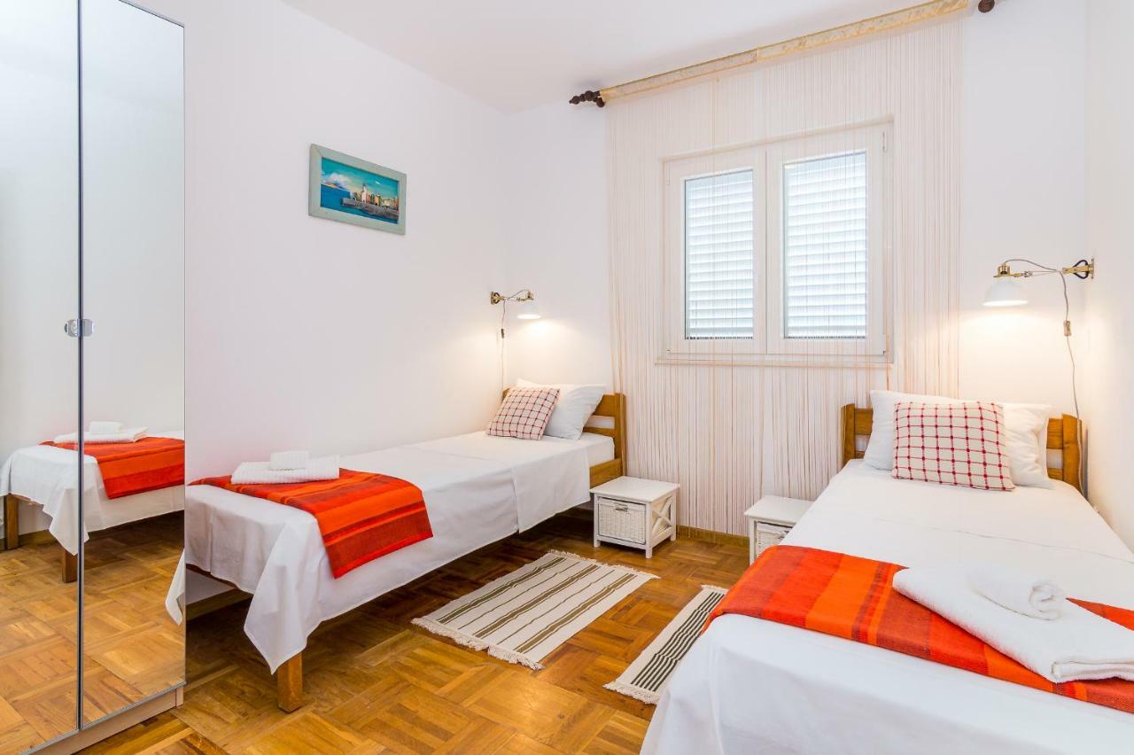 Apartment "On The Beach" Trogir Ngoại thất bức ảnh