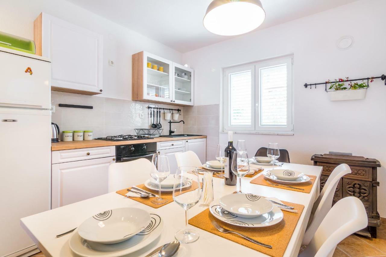 Apartment "On The Beach" Trogir Ngoại thất bức ảnh